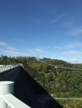 von der  Staumauer aus gesehen die Brücke